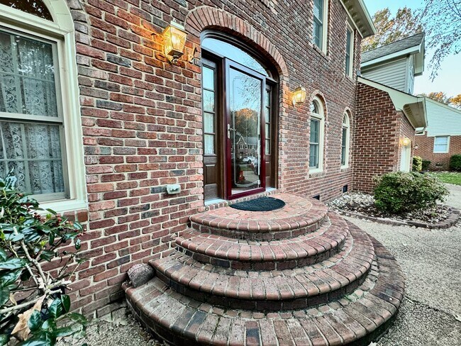 Building Photo - Fabulous 4-Bedroom Home w/2-Car Attached Garage! Dog Friendly - Screened Porch!