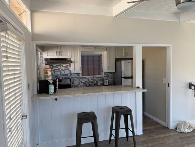 Building Photo - Fantastic updated studio with ocean views from patios