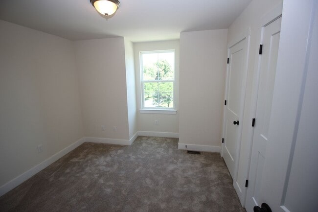 Building Photo - Lafayette Hill - 4 Bedroom 2.5 Bath Twin - HW - Granite - Great Location