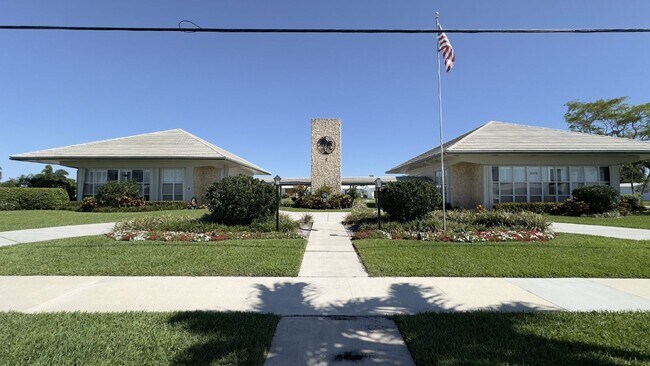 Building Photo - Lakefront 2BR Home in 55+ Leisureville Community