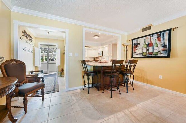Building Photo - Charming 2-Bed, 2-Bath Condo with Lanai – ...