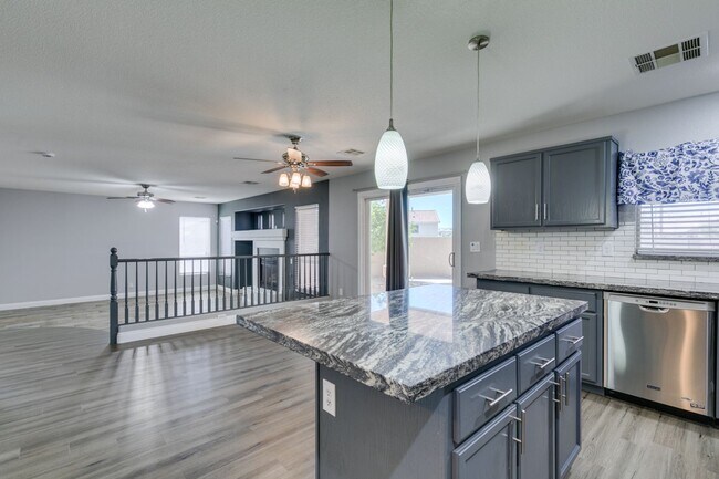 Building Photo - BEAUTIFUL POOL HOME W/RV