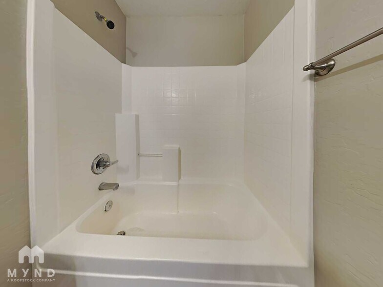 Building Photo - 3420 W St Anne Ave