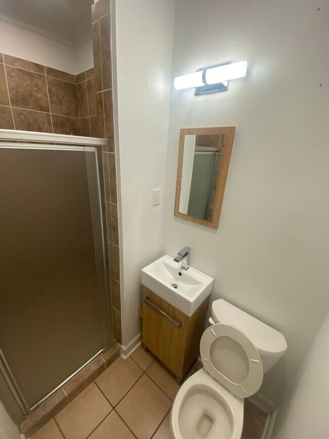 3 BR/2 BA Apartment above Hyman's Seafood 223 Meeting St