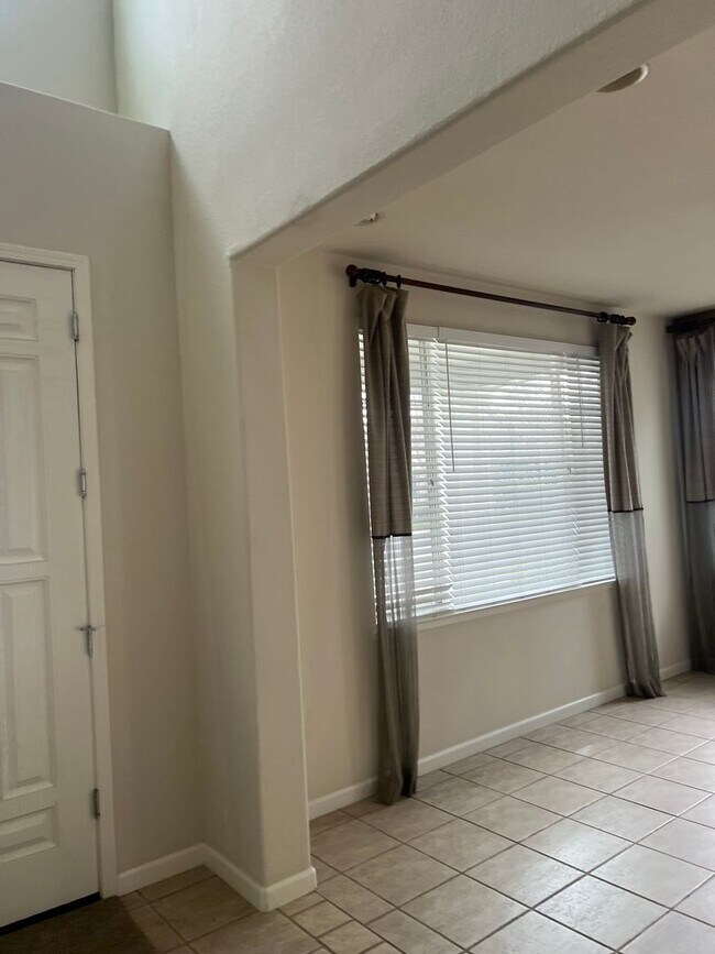 Building Photo - Large 4 Bedroom House