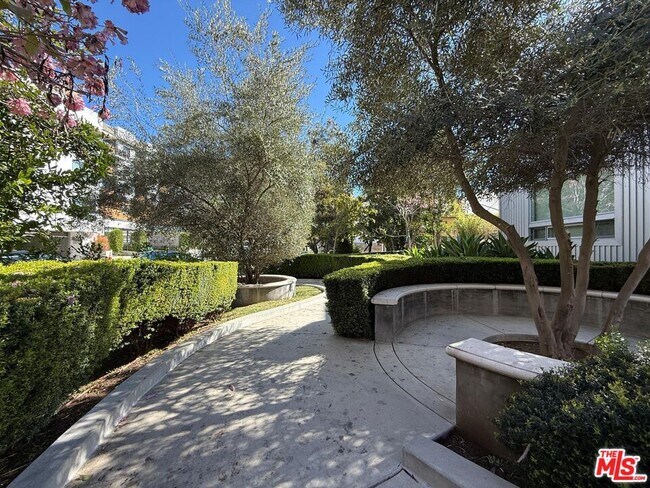 Building Photo - 532 W Elk Ave