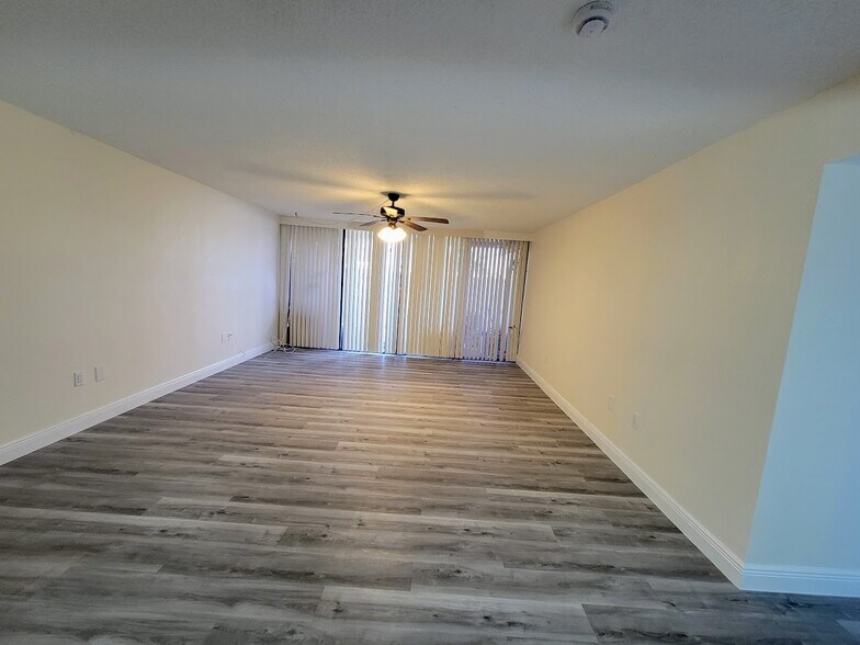 Building Photo - 500 Treasure Island Cswy