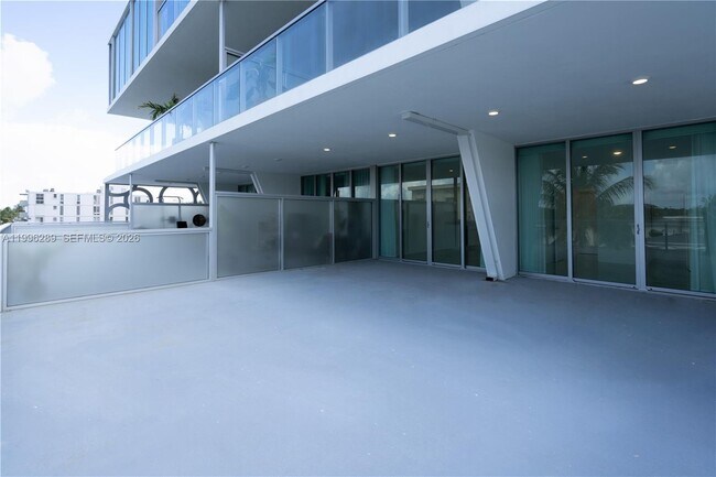 Building Photo - 8425 Crespi Blvd