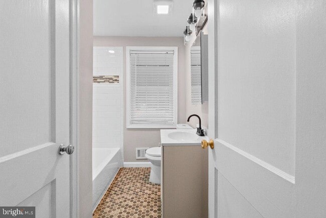 Building Photo - 131 Stanmore Rd