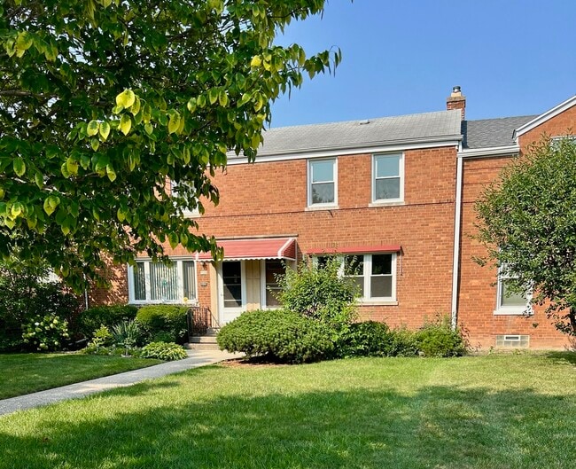 Building Photo - 7224 W Summerdale Ave