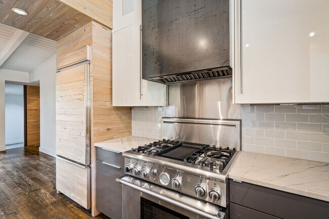 Building Photo - 2/2 with carport - fenced backyard