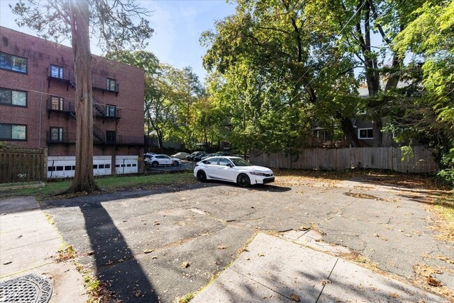 Building Photo - 590 Whitney Ave