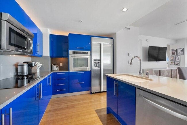 Building Photo - 3101 Bayshore Dr