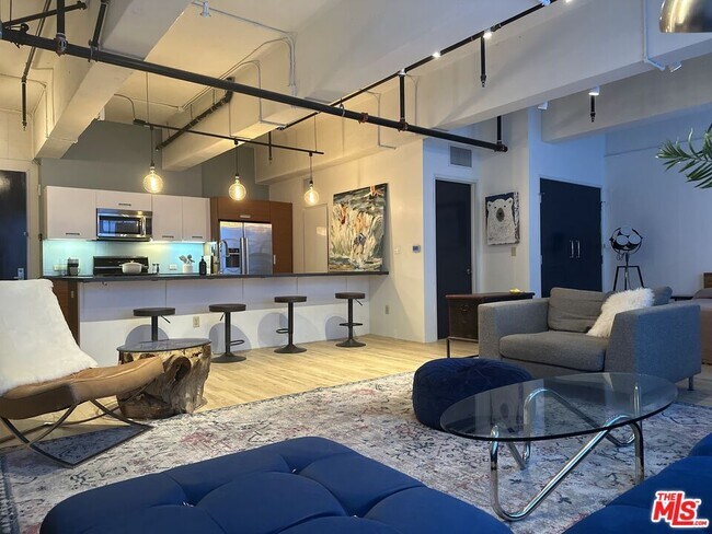 Building Photo - 746 S Los Angeles St