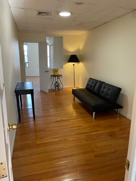 Building Photo - 475 Monmouth St
