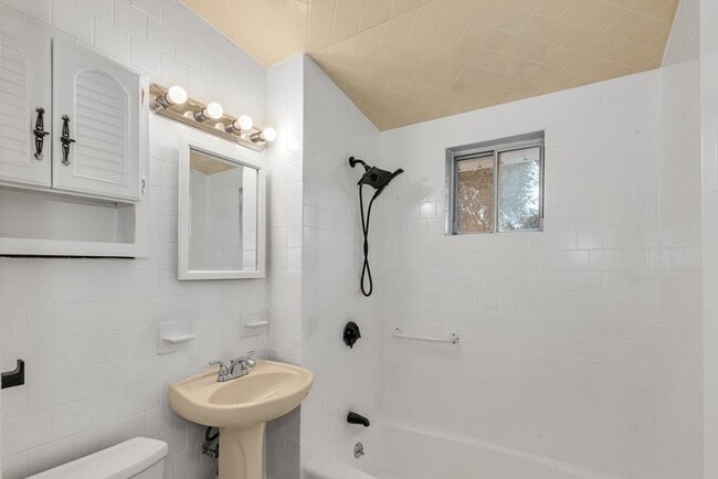 Building Photo - 204 Maple St