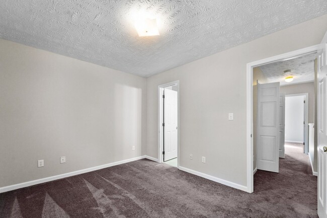 Building Photo - Townhome living close to downtown Fayettev...