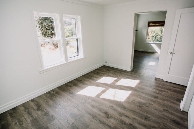 Building Photo - Charming 4-Bedroom Home with Stunning View...