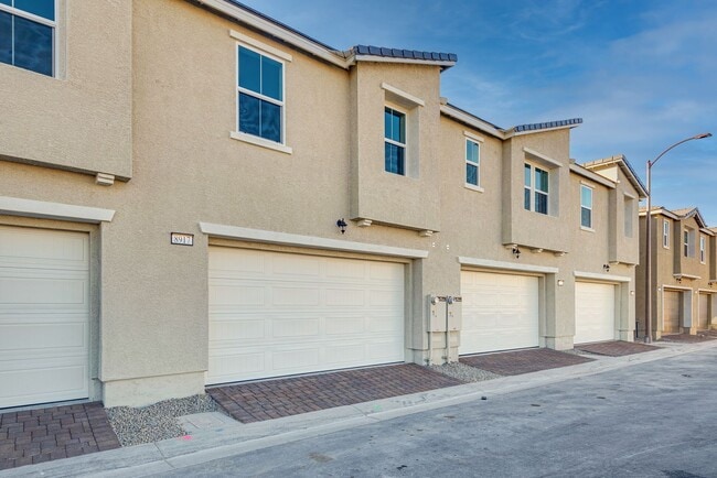 Building Photo - Sleek Contemporary Townhome with Open Layout in Prime Las Vegas Location