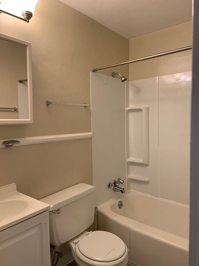 Building Photo - 1 BR Duplex Convenient to UNCG
