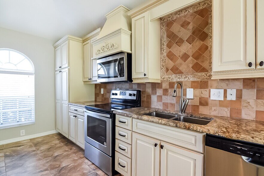 Building Photo - 30703 Tremont Dr