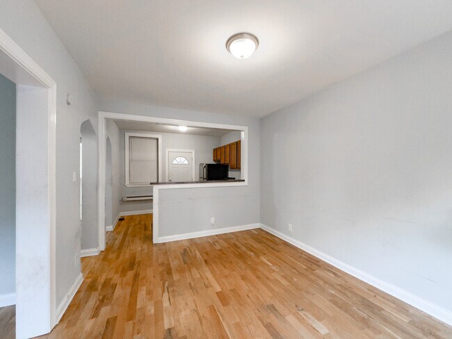 Building Photo - 4424 N Wolcott Ave