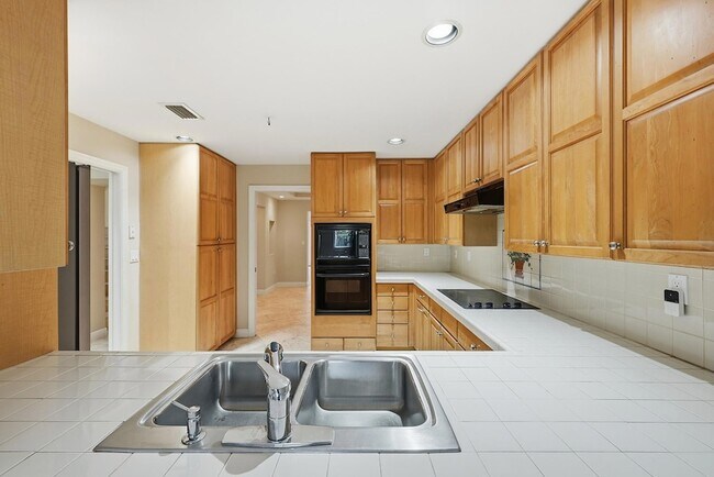 Building Photo - 6204 Paradise Point Dr