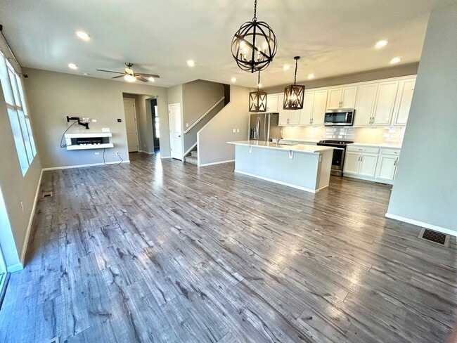 Building Photo - Better Than New! Stunning 4-year old Home Corner End-Unit with High-End Finishes