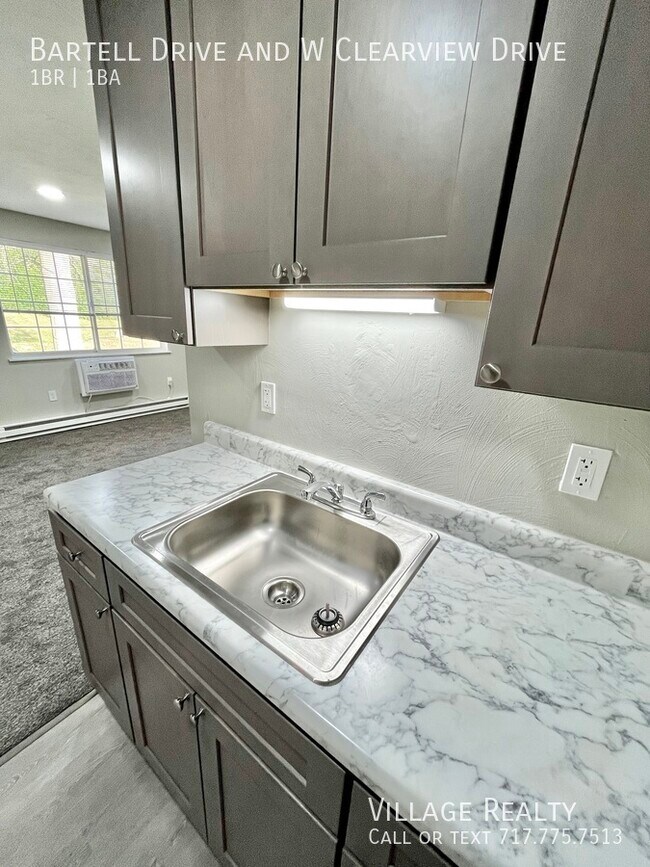 Building Photo - 51 W Clearview Dr