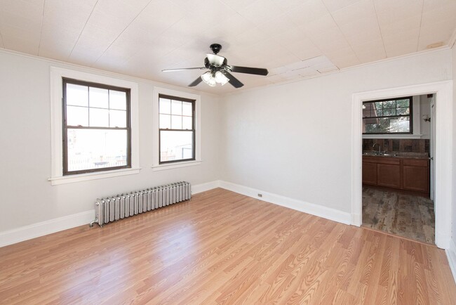 Building Photo - Beautifully updated Tudor style duplex. Upper unit. Large rooms. 2 balconies, private entry. Fenc...