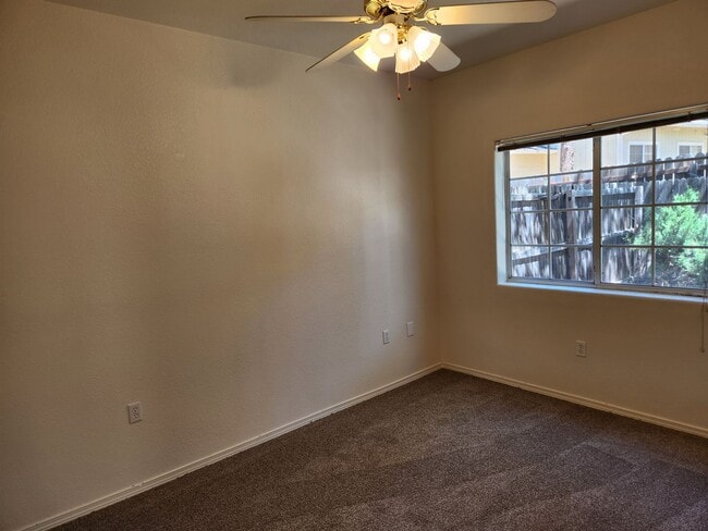 Building Photo - 2 Bed / 1 Bath in 4-Plex