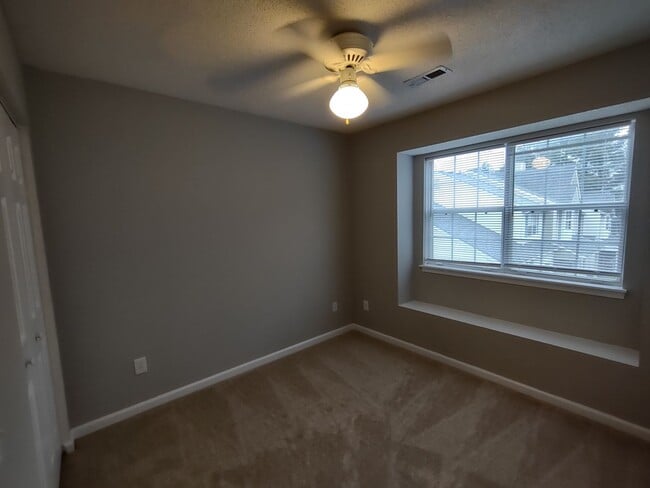 Building Photo - Move In Ready Townhome located in the Pres...