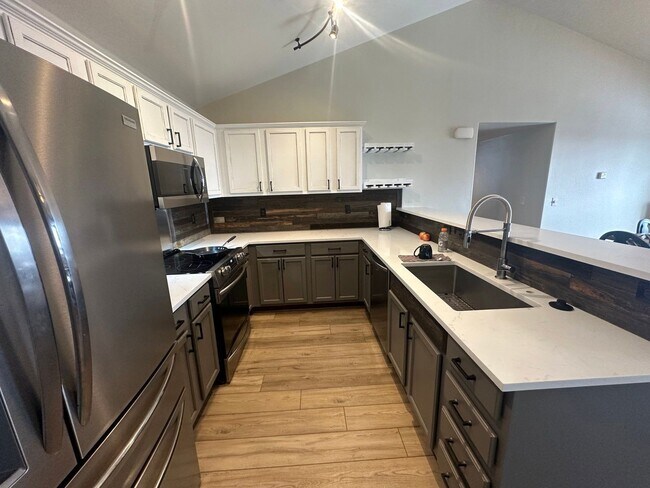 Building Photo - 3305 Columbine Dr