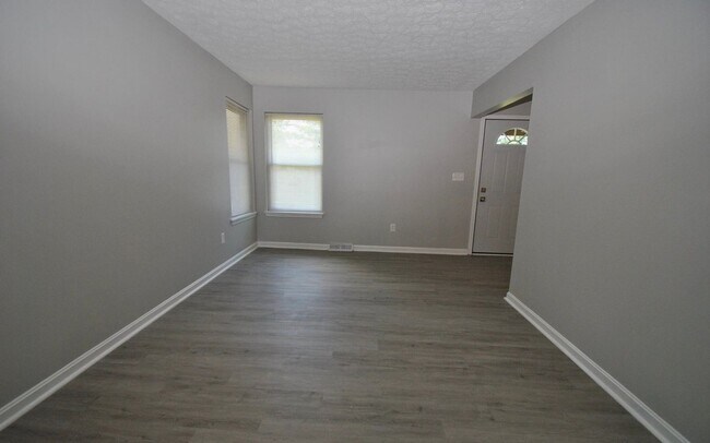 Building Photo - Available 8/1/26 - East Louisville 3 bed, 1.5 bath ranch on corner lot