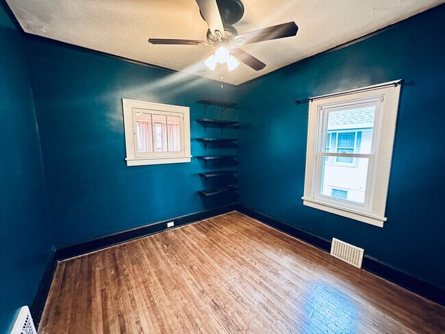 Building Photo - Charming 2-Bedroom Home w/ Finished Loft, Open Floor Plan & Sunroom!