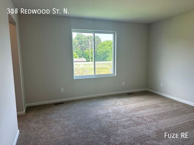 Building Photo - 316 Redwood St N