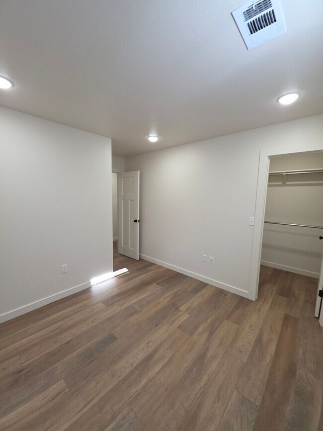 Building Photo - 703 W 12th St