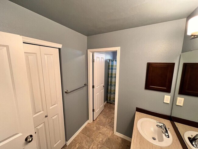 Building Photo - Beautiful Spacious 4bd 2bath Available Oct...
