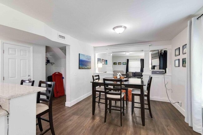 Building Photo - 915 3rd St