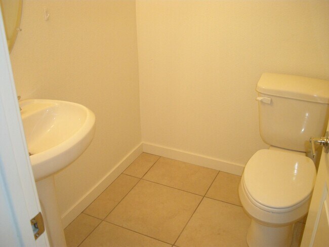 Building Photo - Three Bedroom, Two and a Half Bath Townhome Near UNR