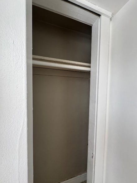 Building Photo - 2027 Chesterland Ave