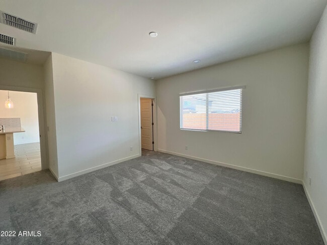 Building Photo - 729 E Diamond Dr