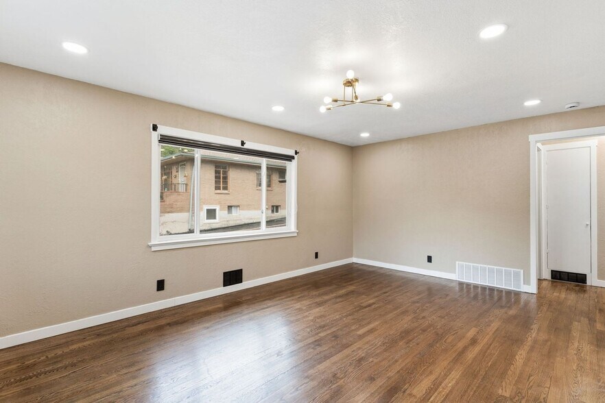 Building Photo - 405 Wilhelmia Ave