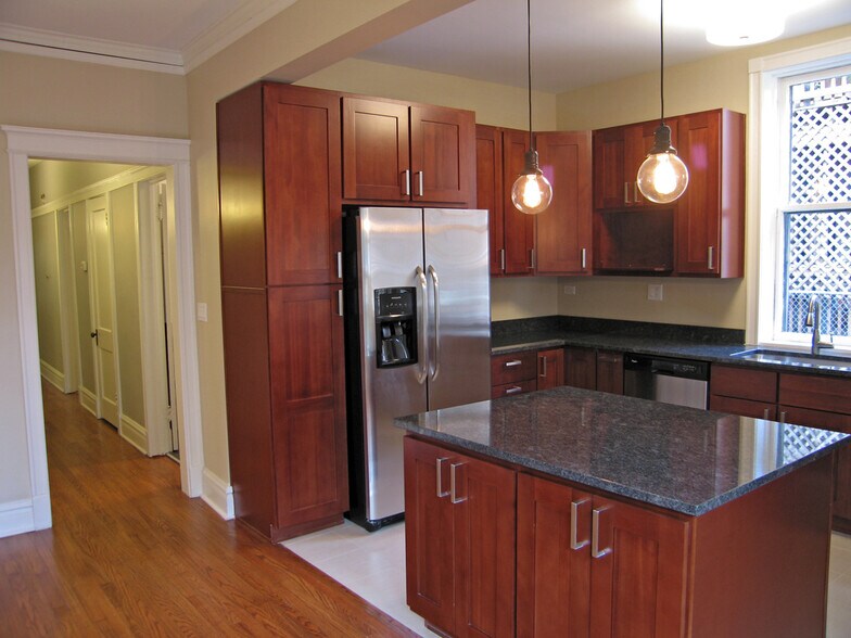 Kitchen - 1057 W Balmoral