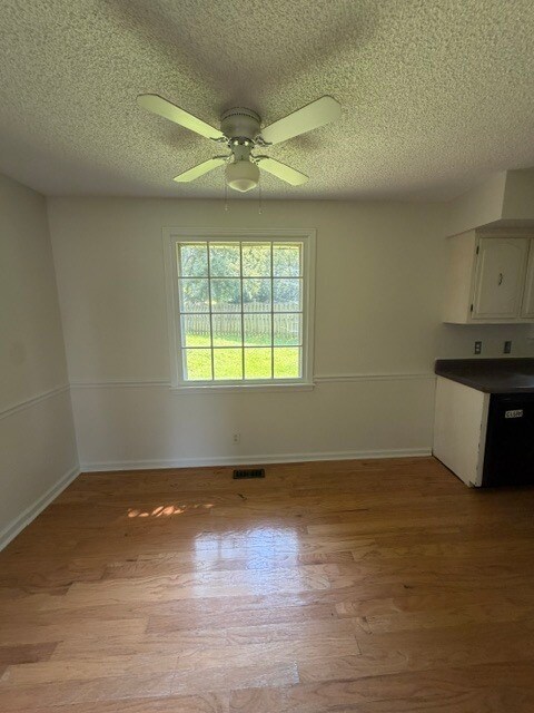 Building Photo - 2900 Moss Spring Dr