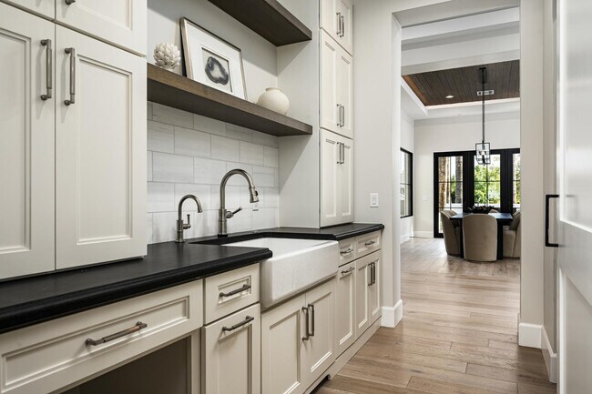 Building Photo - 6500 E Cactus Wren Rd