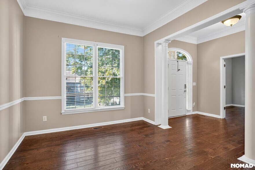 Building Photo - 838 Valley Dr