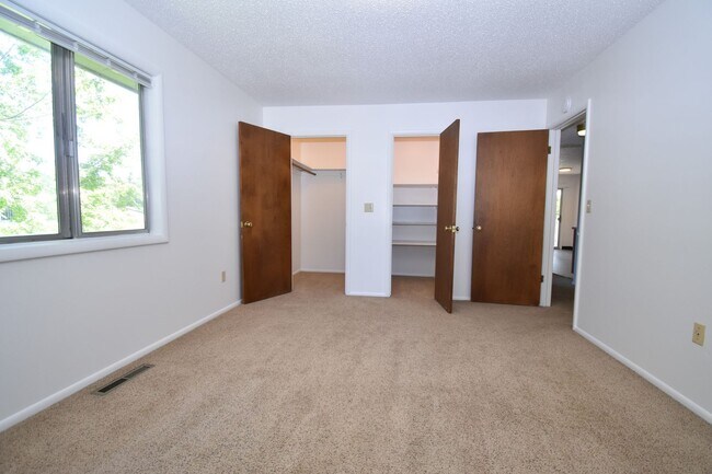 Building Photo - Spacious and charming! Conveniently located top floor 2 bedroom apartment.