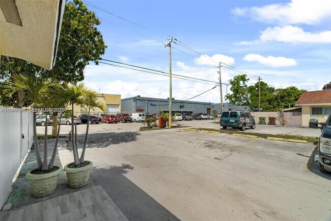 Building Photo - 330 W 74th Pl