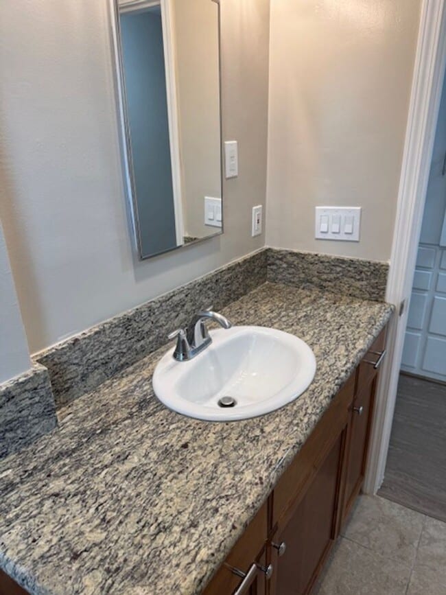 Building Photo - Newly Renovated 4 Bedroom 2 Bath home, wit...
